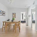 Superb First-floor Mid Town 公寓