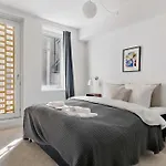 Superb First-floor Mid Town 公寓 *