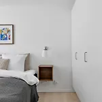 Superb First-floor Mid Town 公寓
