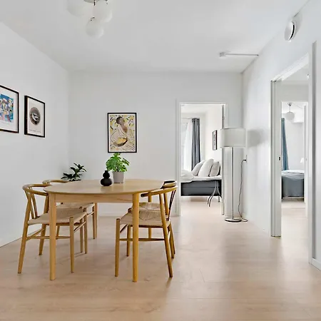 Superb First-floor Mid Town Appartamento